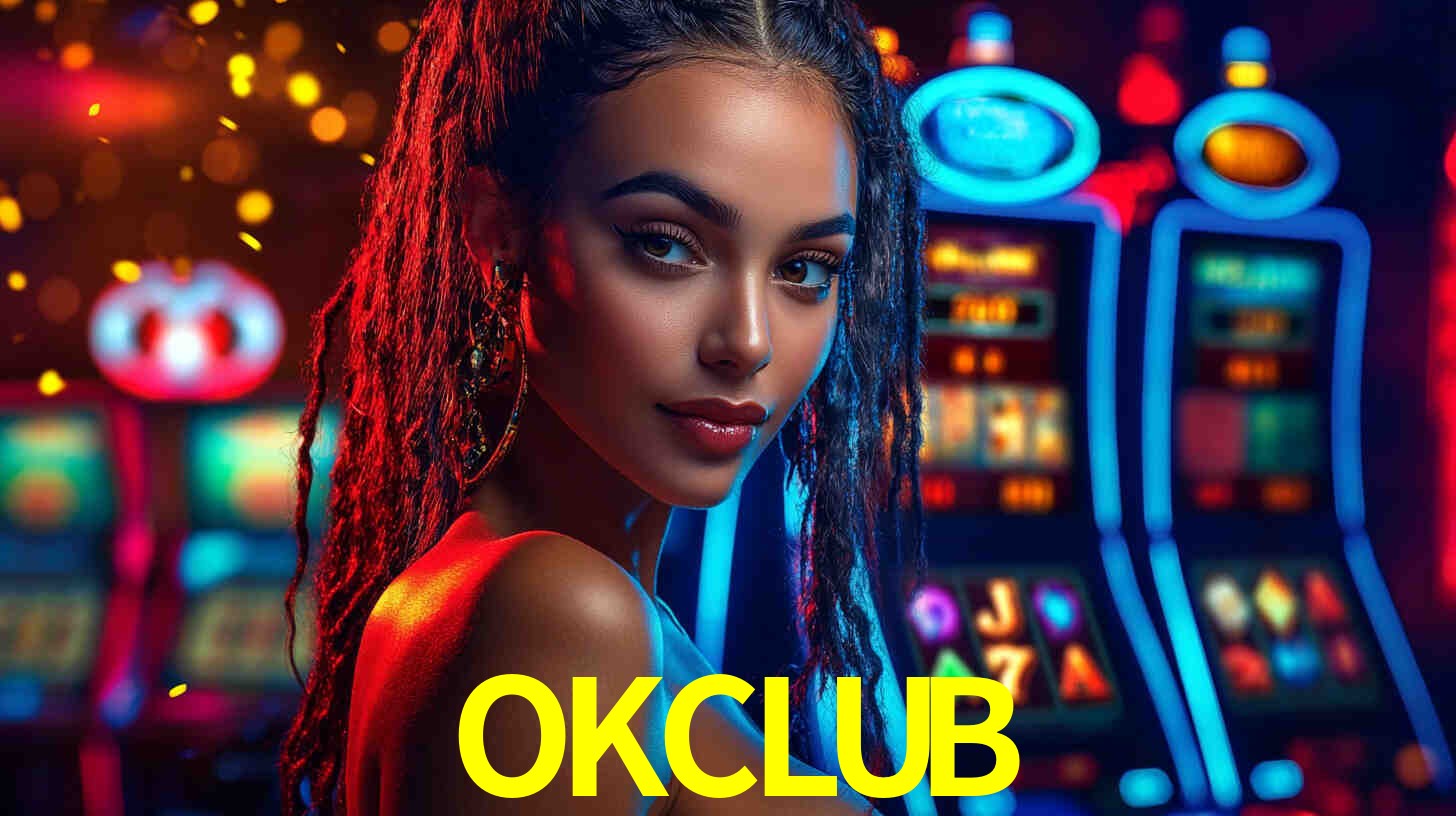 Escena dinámica inspirada en casino con iluminación OKCLUB, cartas, fichas e íconos de juegos digitales en un espacio moderno de juegos.